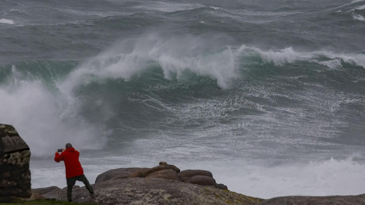Una persona en la costa de Muxía, A Coruña, este domingo.