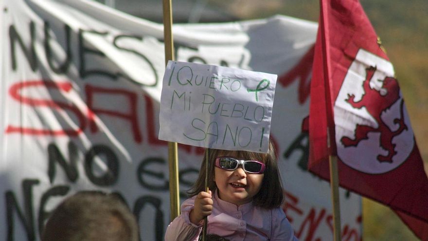 El desmantelamiento de las torres de la Sama-Velilla sella la lucha ecologista para salvar el paisaje de León