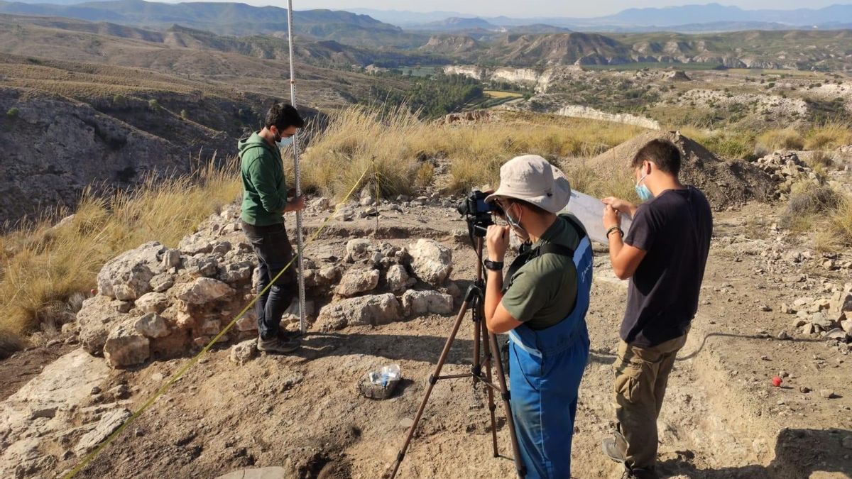 Proceso de toma de datos en campo durante la excavación