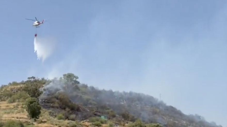 Un helicóptero actúa en el incendio de Telde, en Gran Canaria.