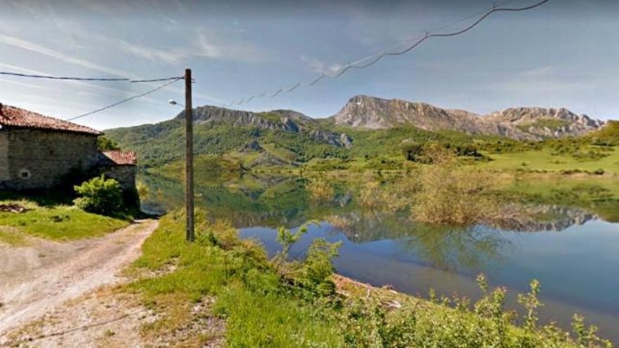 En mayo de 2015 el agua lamía las casas y anegaba la calle que les da acceso. / Imagen Google Maps