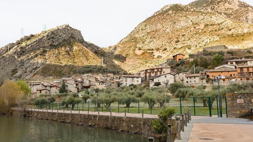 El pequeño pueblo de Huesca con un monasterio románico y un embarcadero