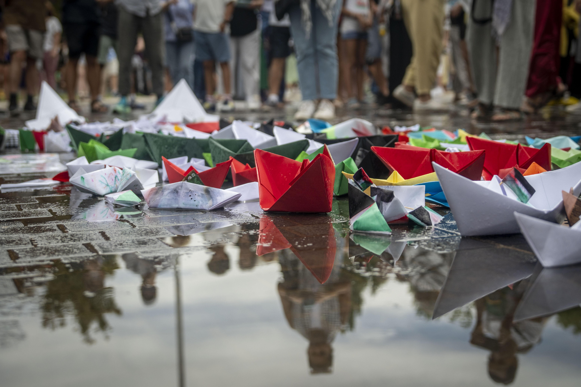 Cientos de personas llenan las orillas de Madrid Río en solidaridad con Gaza y para apoyar a la Global Sumud Flotilla