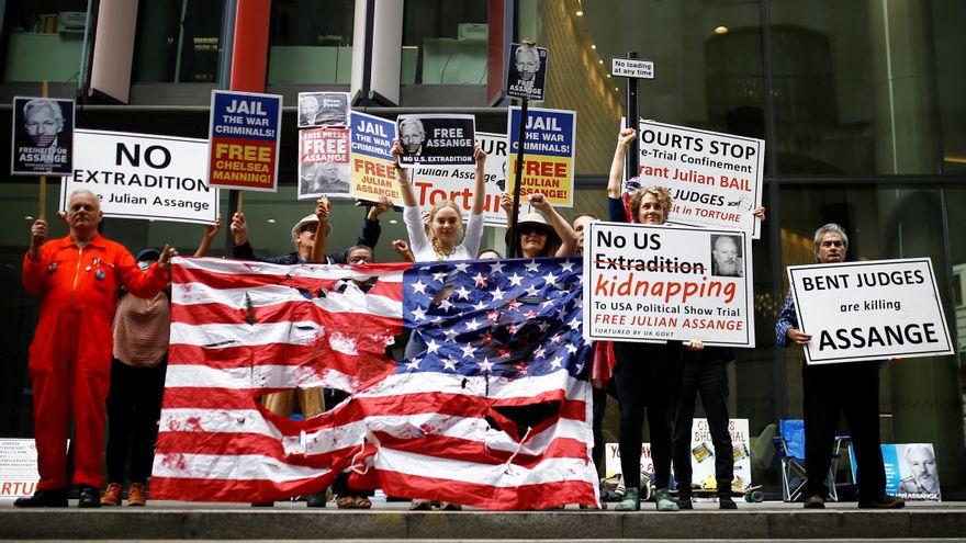 Personas que apoyan a Assange frente a Old Bailey, el edificio del Tribunal Penal Central donde se está celebrando su vista