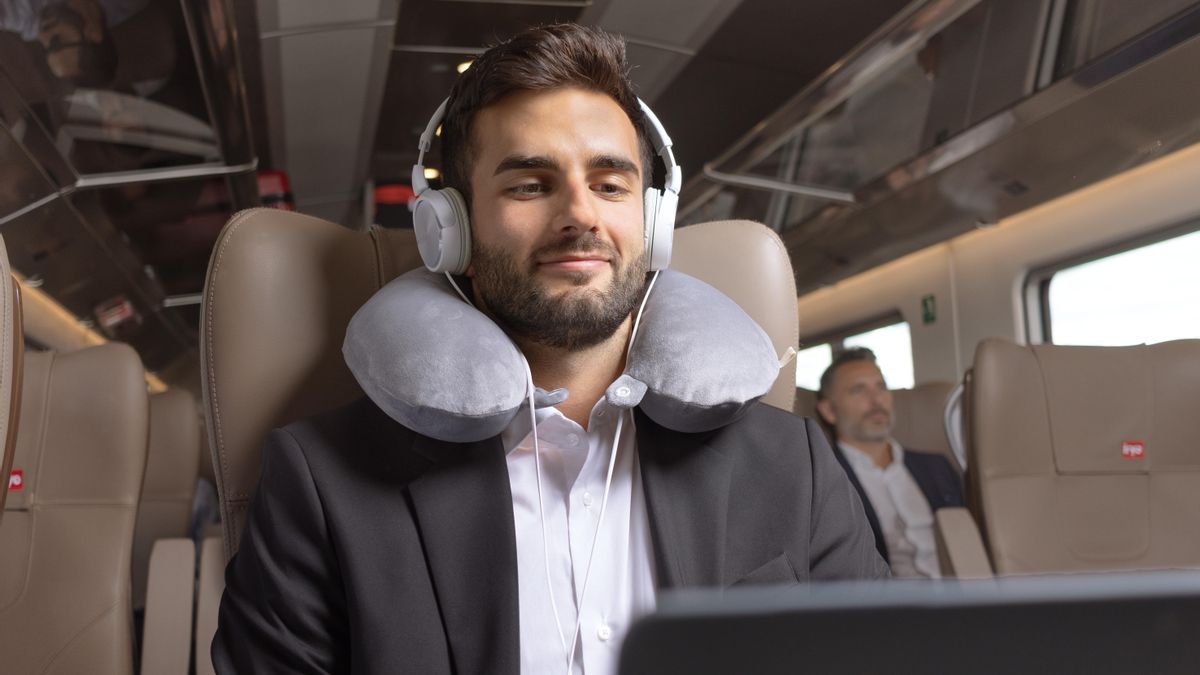 Pasajero de tren durante un viaje de negocios