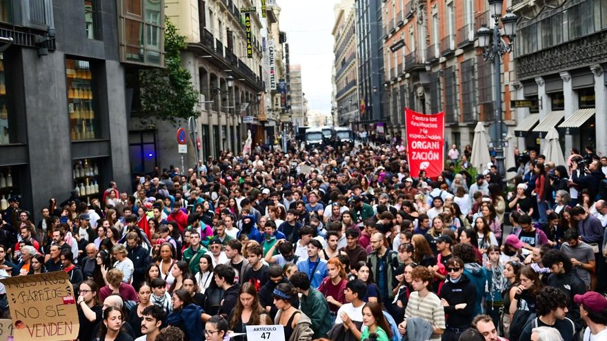 Manifestantes rodean el Congreso de los Diputados durante la votación del decreto de vivienda en el Congreso. Richard Zubelzu / ZUMA Press Wire / DPA - Only For Use In Spain