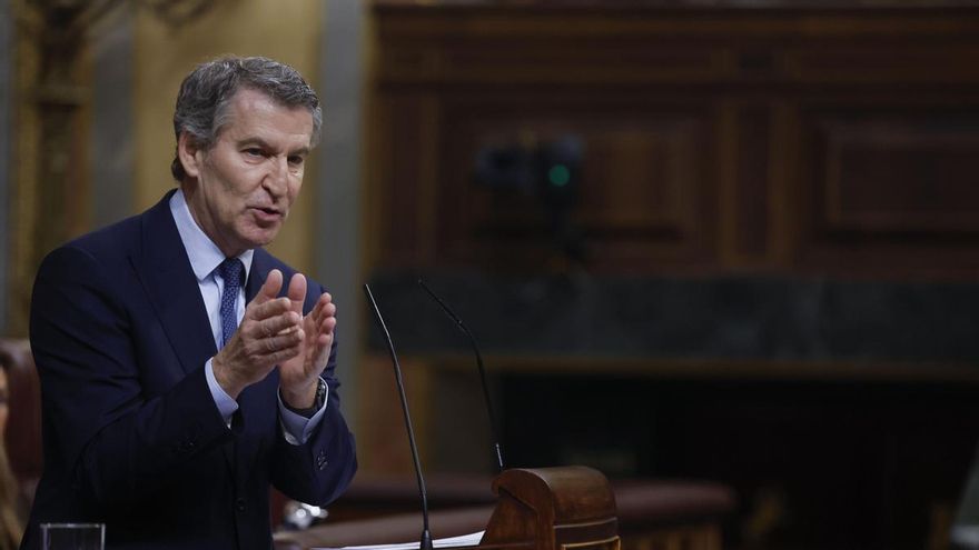 El presidente del PP, Alberto Núñez Feijóo, interviene desde la tribuna de oradores este miércoles en el pleno del Congreso.