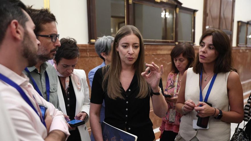 La portavoz del PP en el Congreso, Ester Muñoz, atiende a los medios durante una sesión plenaria en el Congreso de los Diputados, a 10 de septiembre de 2026, en Madrid (España).