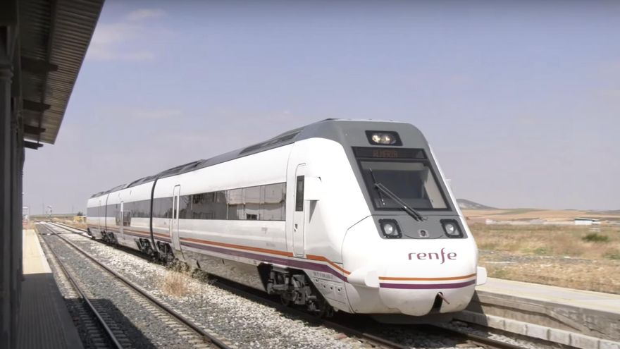 Cuando el viaje se duplica si tienes movilidad reducida: "No me puedo bajar en la estación de mi pueblo"