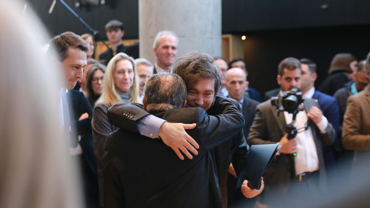Javier Milei saluda a su exempleador Eduardo Eurnekián, en la nueva sede de Corporación América. A la distancia, observa Karina. 25 de agosto de 2025