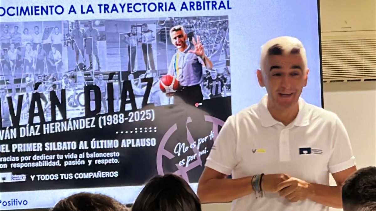 Reconocimiento a la trayectoria de Iván Díaz en el arbitraje de baloncesto.