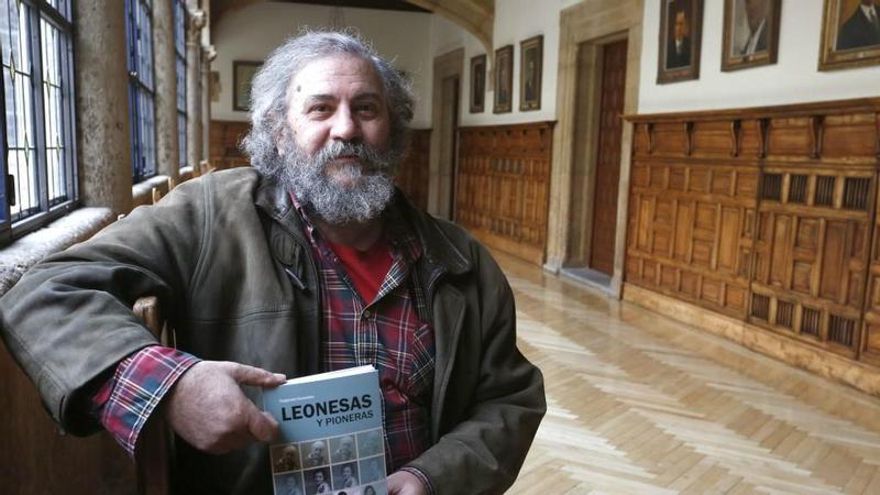 El periodista leonés Fulgencio Fernández con el primero de los libros de 'Leonesas y pioneras' ahora premiado por la Diputación. / Carlos S. Campillo / ICAL