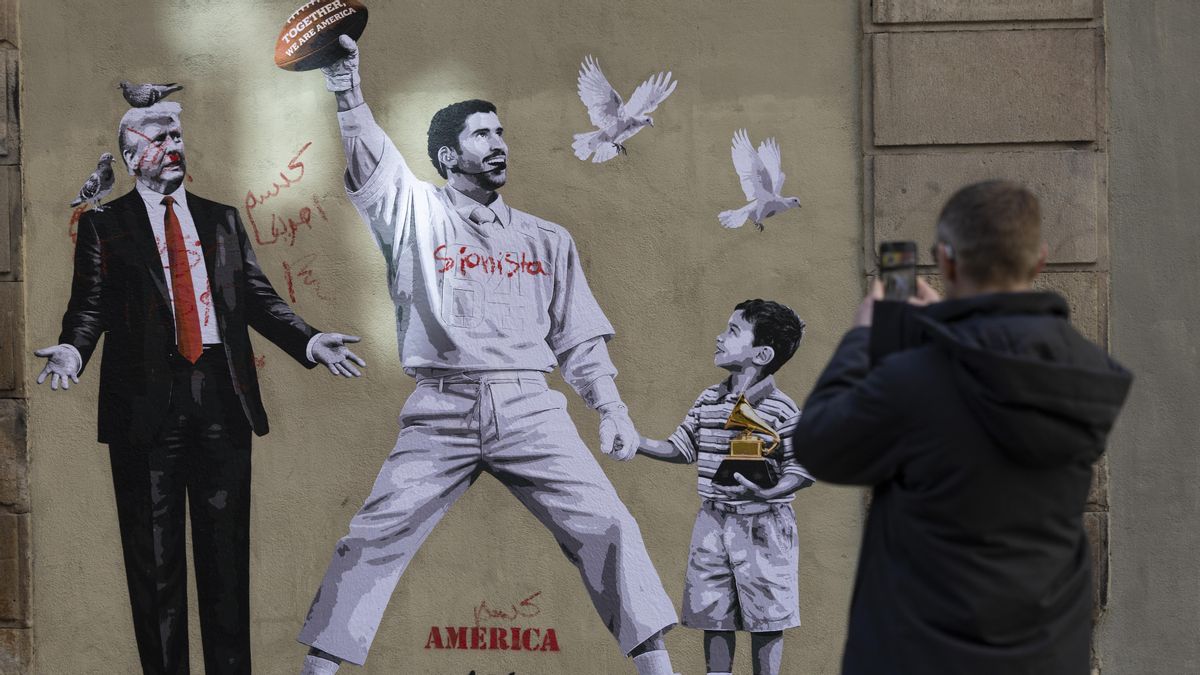 Un artista canario reivindica la paz frente a Trump con un grafiti de Bad Bunny