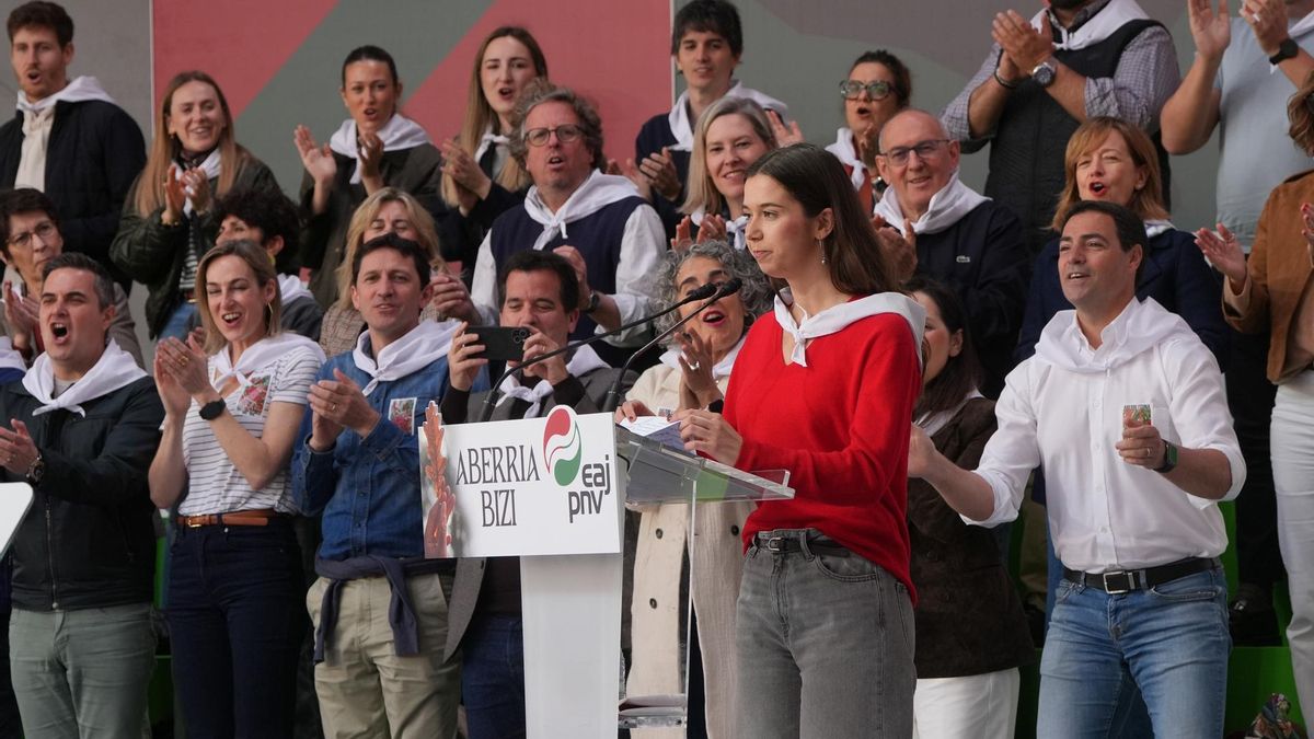 Maider Irujo, en el Aberri Eguna; detrás, su padre Mikel Irujo, con el móvil, haciendo una foto