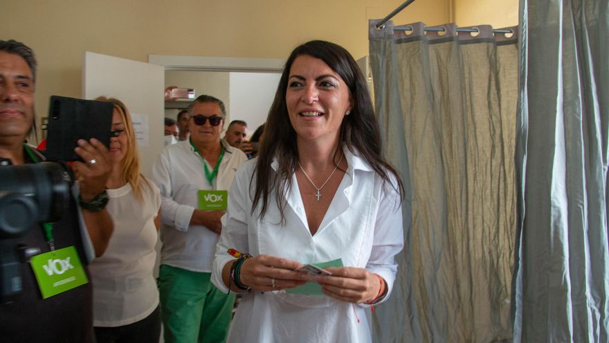 La candidata de Vox a la presidencia de la Junta de Andalucía, Macarena Olona, a su llegada al Hogar del Pensionista de Salobreña (Granada) donde ha ejercido su derecho al voto. EFE/Alba Feixas