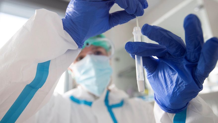 Una sanitaria realiza una prueba de antígenos. EFE/Marta Pérez./Archivo