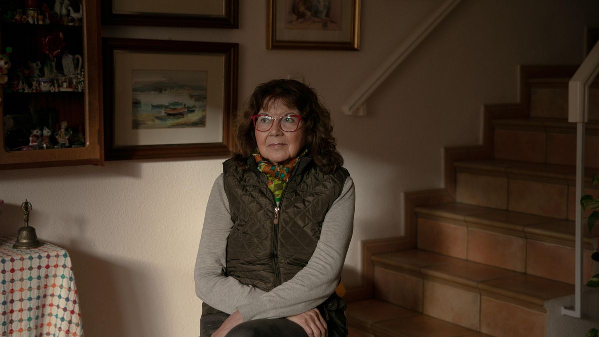 Jeannine Alcaraz, hija del exiliado Juan Alcaraz, posa en su casa de Cartagena. Ella nació en Orán, y nunca escuchó a su padre decir ni una palabra de los cuatro años que pasó aprisionado en los peores campos del Magreb.