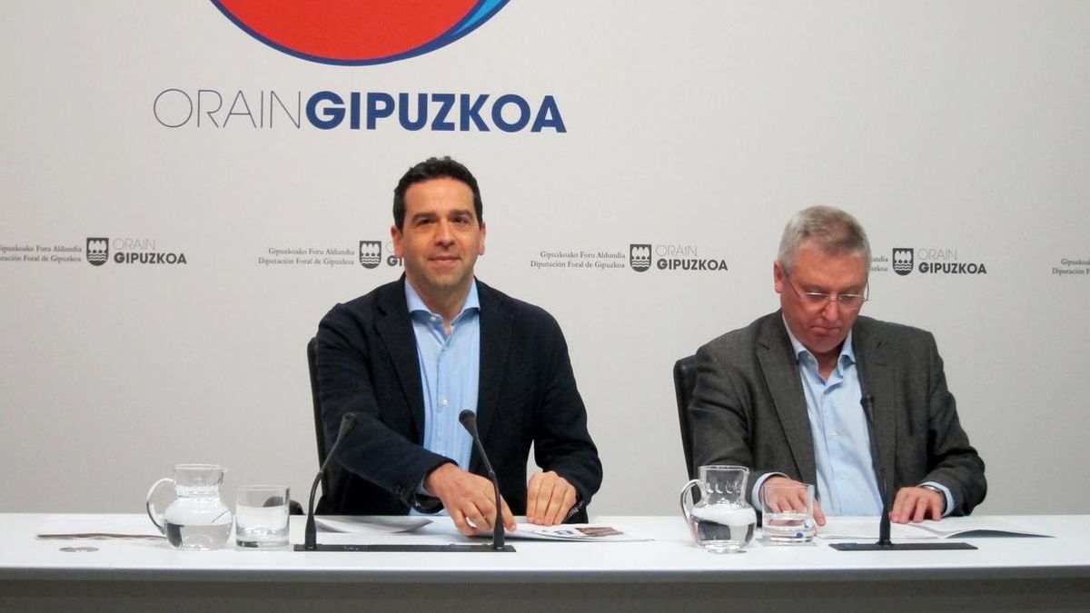 El diputado de Medio Ambiente y Obras Hidráulicas, José Ignacio Asensio, a la derecha de la imagen.