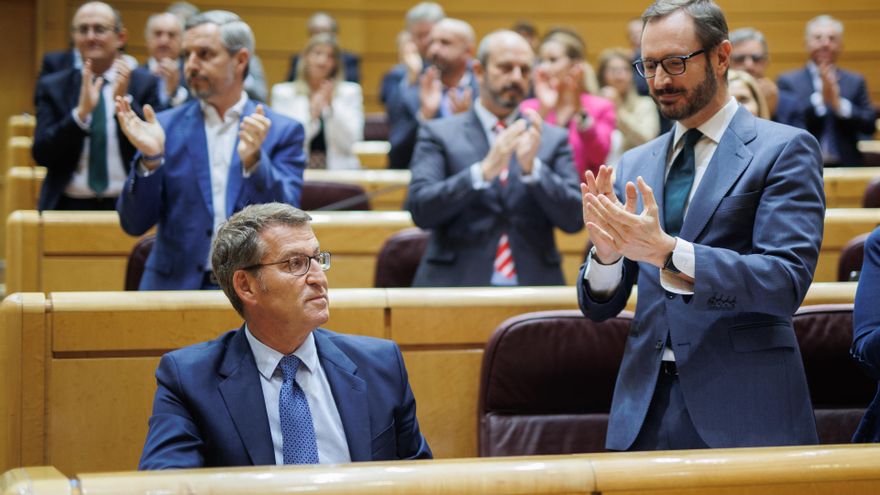 Archivo - Los senadores aplauden al presidente del PP, Alberto Núñez Feijóo, después de conocer los resultados de la votación durante una sesión plenaria en el Senado, a 26 de abril de 2023, en Madrid (España). La sesión en el Senado debate y vota la refo