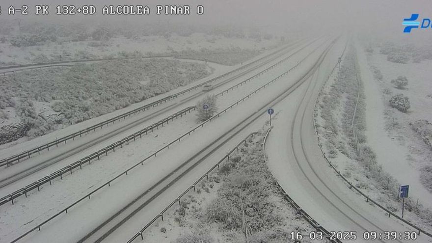 La nieve complicó la circulación de la A-2 en la provincia de Guadalajara a primera hora del domingo