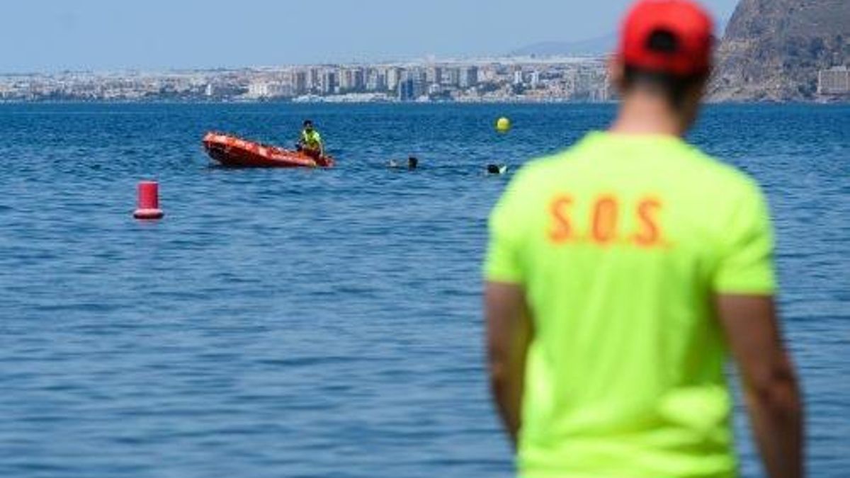 Muere una niña de 12 años en una playa de Almería La menor se encontraba en el agua cuando desapareció

        Una niña ha fallecido en la tarde de este sábado en la playa de Costacabana en Almería capital, según han confirmado los servicios de Emergencias del 112.
    
        El teléfono 1-1-2 recibió a las 18:55 horas de ayer una llamada de socorro que alertaba de que había desaparecido una niña de 12 años que estaba en el agua, en el último espigón al final de la playa, sentido El Alquián. De inmediato, la sala coordinadora activó a la Guardia Civil, a la Policía Nacional, a la Policía Local, al Centro de Emergencias Sanitarias 061, a Salvamento Marítimo, al Servicio de Playas y a Protección Civil.
    
        Hasta el lugar se desplazó una UVI móvil y un equipo médico de La Cañada. A pesar de los intentos de los servicios sanitarios por salvarle la vida, la menor finalmente resultó fallecida. Fuentes policiales informaron de que quedó activado el protocolo judicial.
    