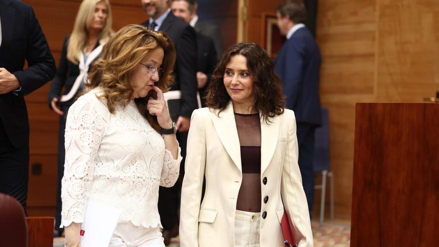 Archivo - La presidenta de la Comunidad de Madrid, Isabel Díaz Ayuso, y la consejera de Sanidad, Fátima Matute, durante un pleno en la Asamblea de Madrid, a 21 de mayo de 2026, en Madrid (España).