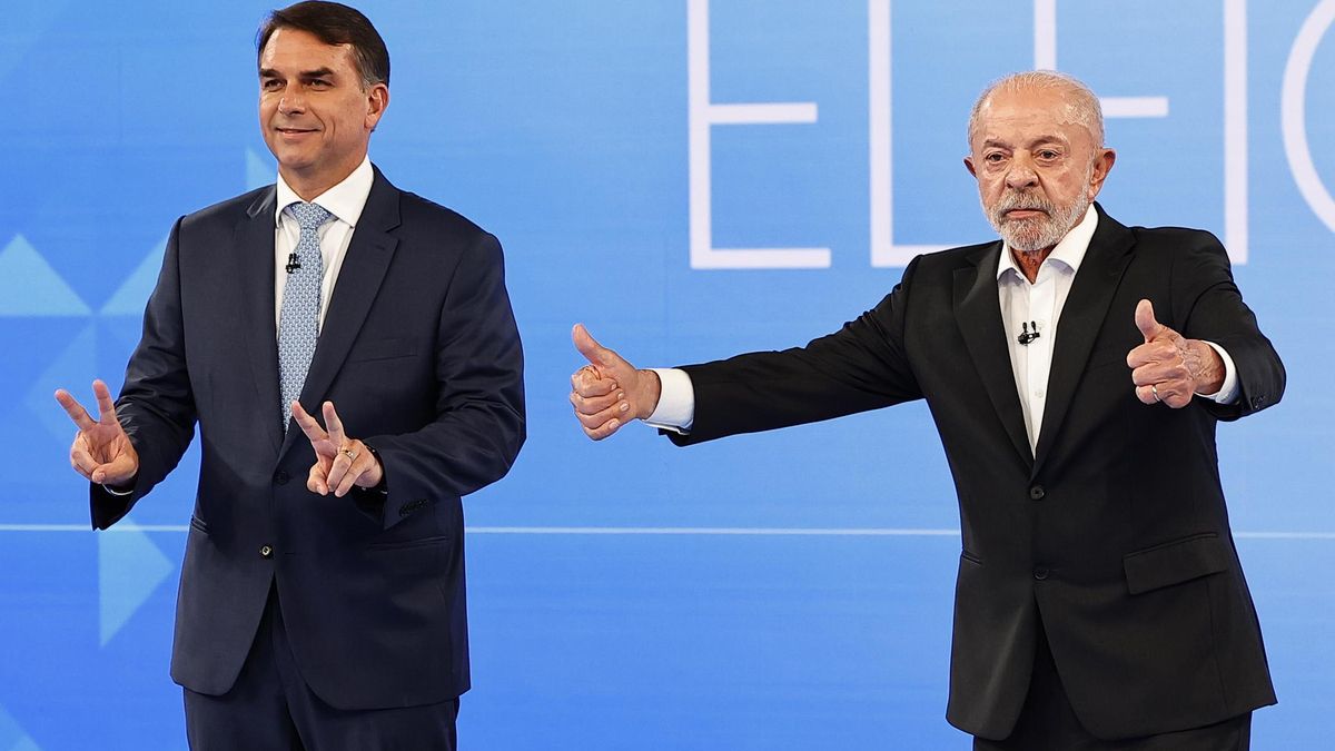 Luiz Inácio Lula da Silva y Flávio Bolsonaro en el debate en los estudios de TV GLOBO este viernes, a dos días de la segunda vuelta de las elecciones presidenciales, en Río de Janeiro (Brasil). 