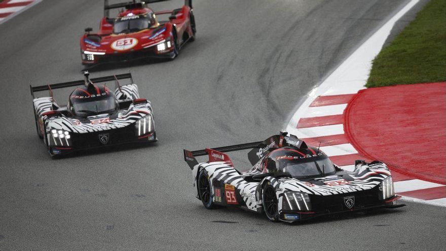 Dos 'hypercars' Peugeot 9X8 en la carrera de Barcelona del campeonato de resistencia (WEC)