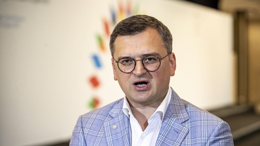 El ministro de Asuntos Exteriores de Ucrania, Dmytro Kuleba, habla este miércoles con los medios de comunicación durante la reunión ministerial europea de Asuntos Exteriores en Praga. EFE/EPA/ MARTIN DIVISEK