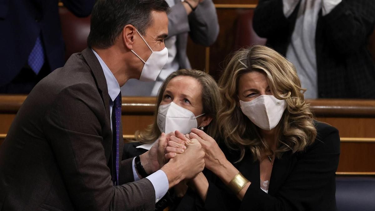 Pedro Sánchez, Nadia Calviño y Yolanda Díaz celebran la aprobación de la reforma laboral.