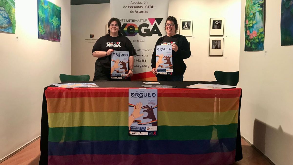 De izquierda a derecha, Sara González y África Preus, representantes de Xega, durante la presentación de los actos del orgullo.