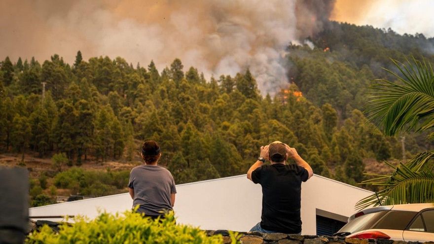 Varios vecinos observan las llamas que afectan a los montes en Puntagorda, La Palma
