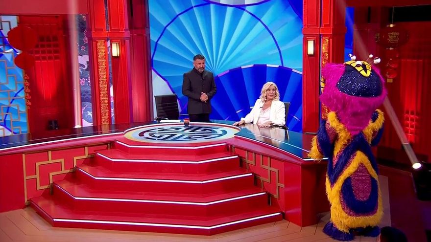 Jorge Javier y Bárbara Rey, junto a Jing Jing, la mascota de 'Cuentos Chinos'