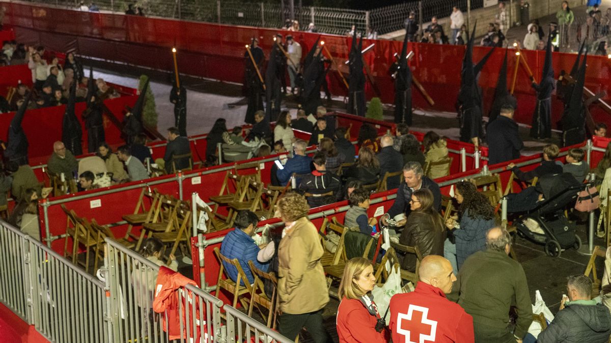 Punto de la carrera oficial con voluntarios de Cruz Roja.