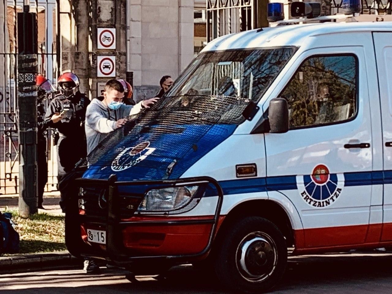 La Ertzaintza detiene a un joven en la huelga estudiantil del 24M
