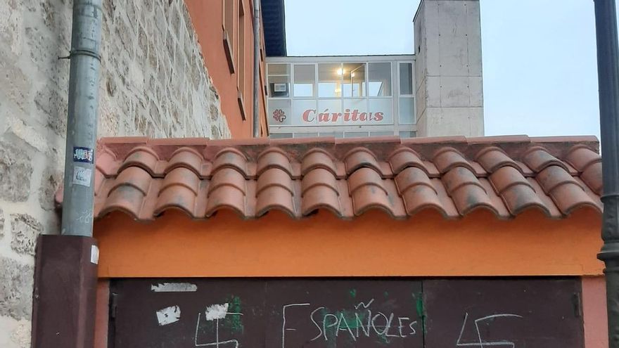 Vandalizan las sedes de las ONG que trabajan con migrantes en Burgos: "Españoles primero" y símbolos neonazis
