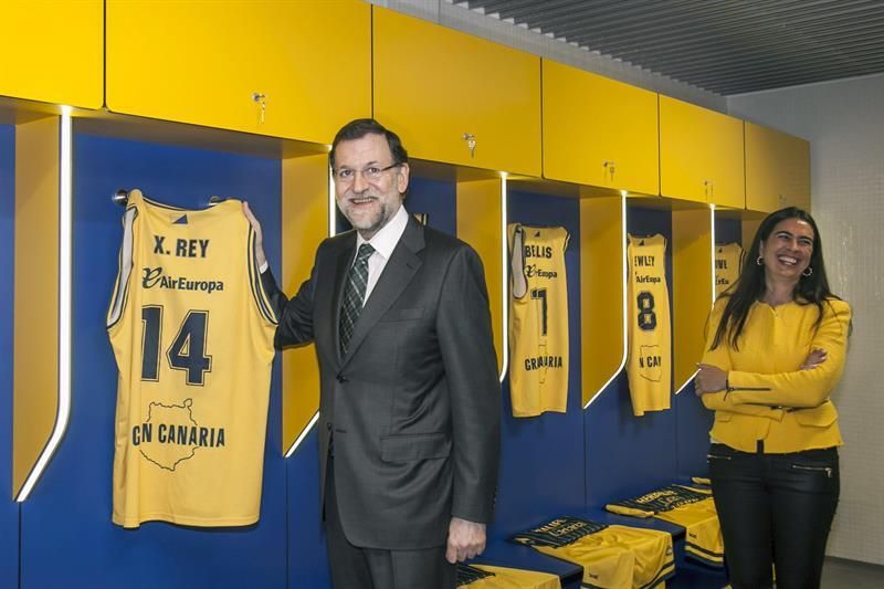 El presidente del Gobierno, Mariano Rajoy, y la delegada del Gobierno en Canarias, María del Camen Hernández Bento, durante la visita a las instalaciones del Gran Canaria Arena, tras el acto inaugural de este pabellón multiusos, el único nuevo pabellón construido para la Copa del Mundo de Baloncesto que acoge este verano España, con una inversión de 70 millones de euros compartida por el Cabildo de la isla, el Estado y el Ejecutivo canario. EFE/Ángel Medina G.