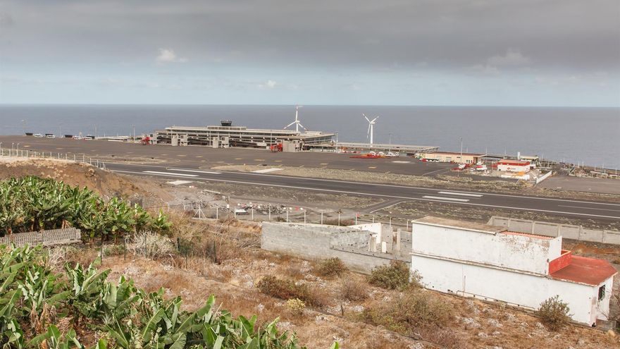 El aeropuerto de La Palma recupera la operatividad