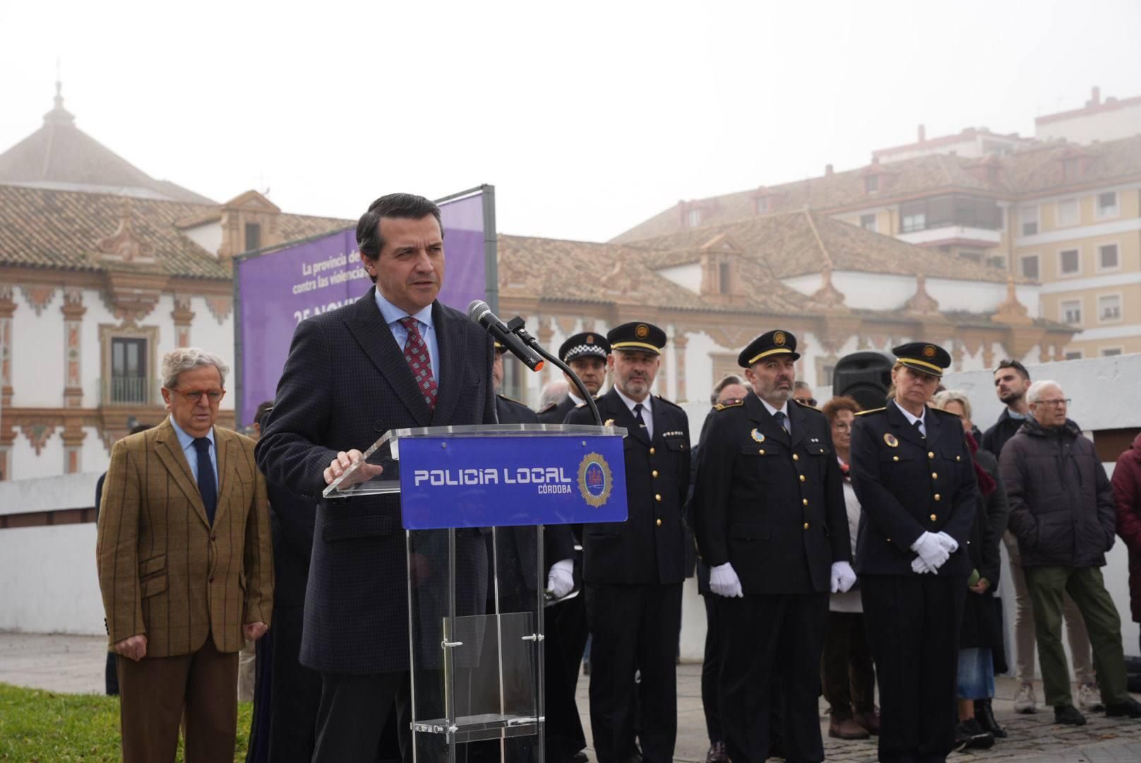 Ofrenda floral en memoria de las dos policías asesinadas en 1996