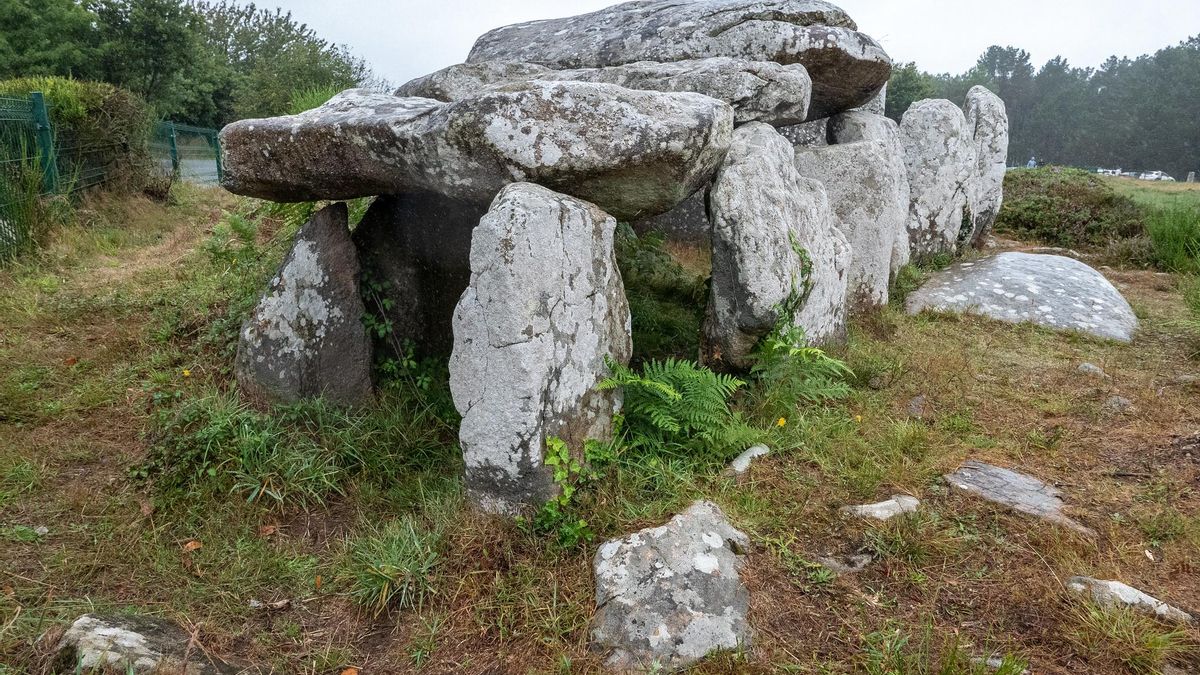 Dólmen de una antigua tumba de corredor. Aquí se encuentran todos los 'diseños' prehistóricos del megatilismo europeo.