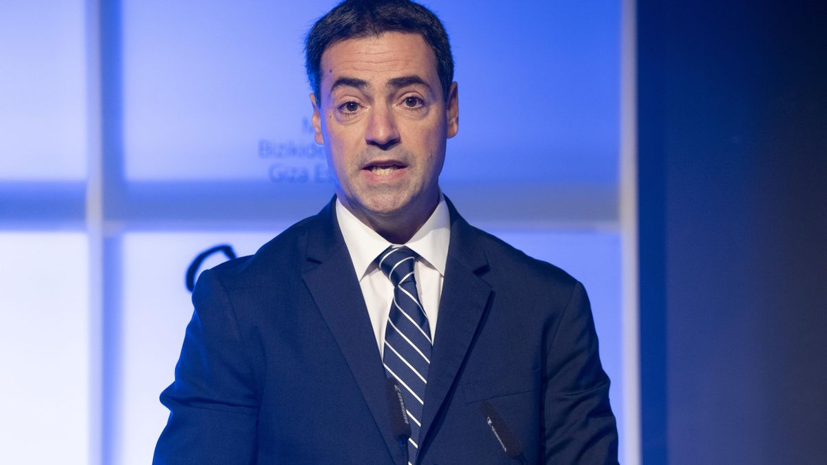 Un intruso en Ajuria Enea e ironía sobre Díaz Ayuso: Pradales se hace 'instagramer' y lanza su broma del 28 de diciembre