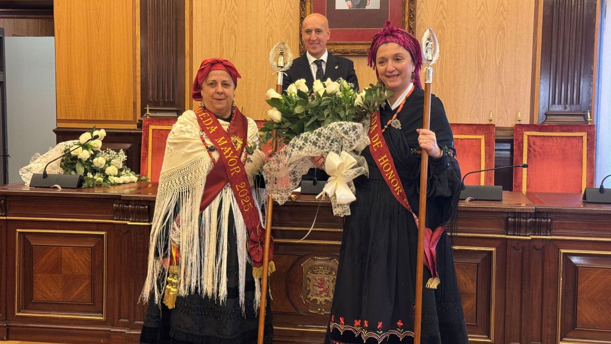 La Águeda Mayor y la Águeda de Honor de León, con el alcalde.