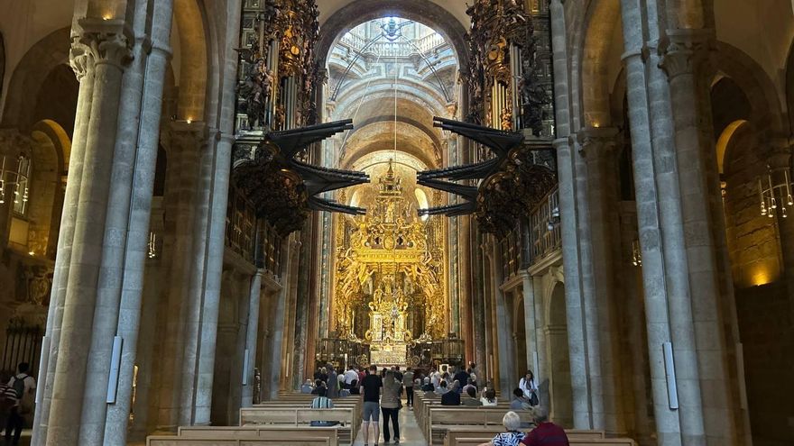 Catedral de Santiago, durante el apagón, con luz gracias a sus generadores propios.