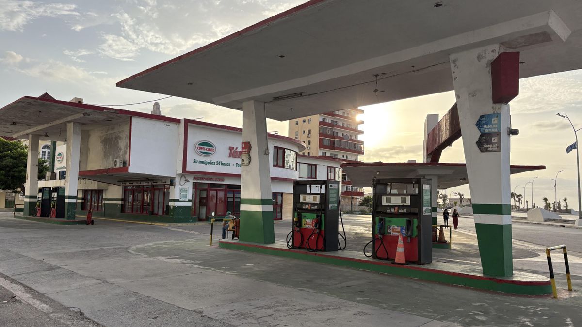 Una gasolinera cerrada en La Habana, donde la falta de combustible se ha convertido en uno de los principales problemas para la economía.
