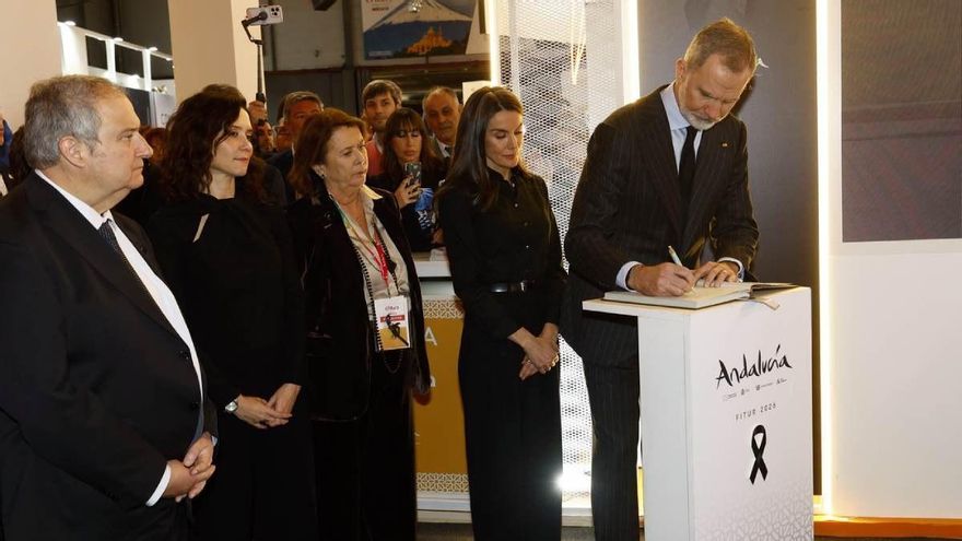 Los reyes visitan el stand de Córdoba en Fitur.