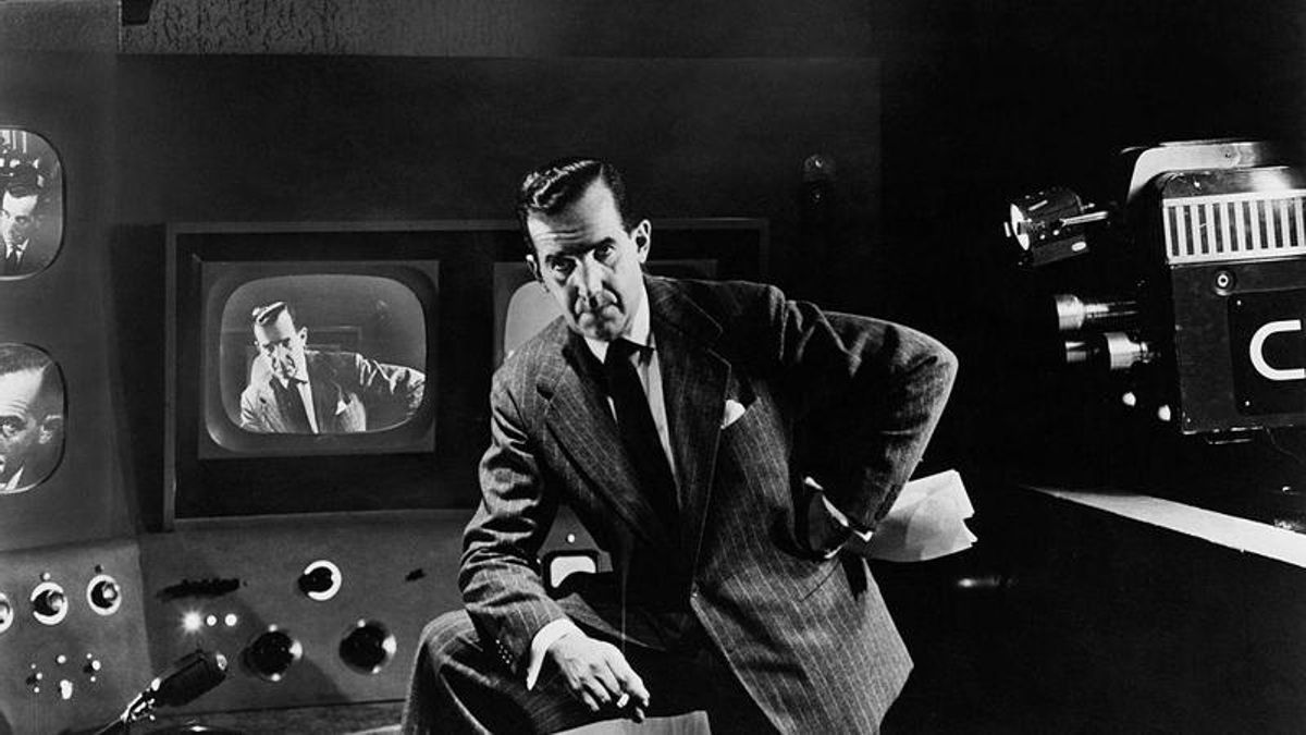 El periodista Edward Murrow posando en un estudio de la CBS en 1951.