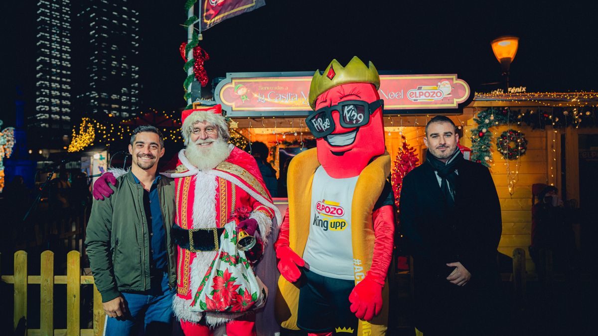 Javier Fernández, campeón del mundo de patinaje, Papá Noel, la mascota PerriKing y el CMO de ElPozo Alimentación, Pablo Olivares