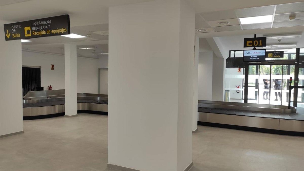 El Aeropuerto de Córdoba construirá dos aseos en la sala de recogida de equipajes por 120.000 euros