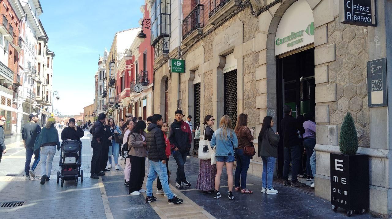 Colas a la entrada de un supermercado en la ciudad de León durante el apagón.