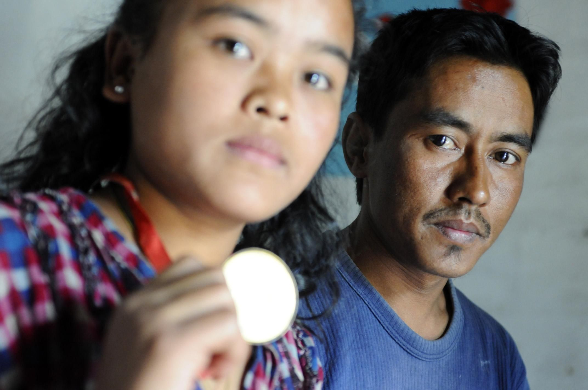 Krishna Tapa, ex adicto a la heroína, seropositivo, y actual adicto a los sedantes, posa orgulloso con su hija, que muestra una medalla conseguida en una competición deportiva escolar. Él aboga ahora por acabar con el sida entre drogadictos./ Zigor Aldama